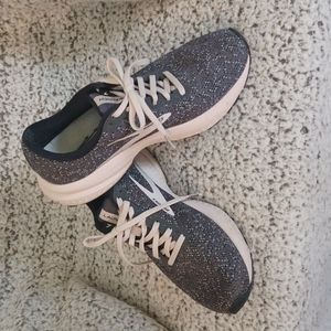 Brooks size 8 tennis shoes